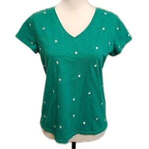 brit. NY 100% cotton green v-neck tee with white embroidered hearts, M